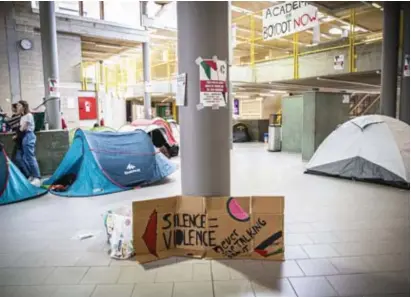  ?? © Sebastian Steveniers ?? In Antwerpen bezetten tientallen studenten het Agora-gebouw op de stadscampu­s.