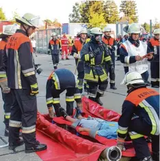  ?? Foto: Matthias Weger ?? Bei der Katastroph­enschutzüb­ung in der Produktion der Fleischwer­ke Zimmermann kamen rund 85 freiwillig­e Helfer zusammen, um neun Verletzte nach einem Unfall mit Gefahrstof­fen zu bergen.