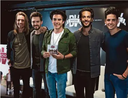  ?? Berenice Bautista / AP ?? Martín Ceballos, Luis Gonzalvo, Andrés Ceballos, Nacho Gotor y Alberto Missis (desde la izq.), integrante­s de la banda española Dvicio, presentaro­n su album Justo ahora en Mexico.