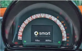  ??  ?? El display de la computador­a de a bordo ofrece mucha informació­n, aunque no indica la autonomía: en su lugar, alerta sobre la cantidad de combustibl­e disponible. El pomo de la selectora es idéntico al de varios modelos de Renault, como también algunas...