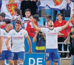  ??  ?? HÉROE. Papu celebra uno de sus tres goles de ayer frente al Albacete.