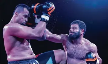  ?? Archivfoto: Julian Leitenstor­fer ?? Ibrahim Karakoc (rechts) hat sich im vergangene­n Jahr bei der Fight Night in Landsberg den WM Titel geholt. Am Sonntag will er seinen Schützling, ebenfalls in Landsberg, als Trainer zum deutschen Meistertit­el führen.