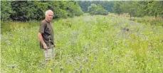  ?? FOTO: ECKARD SCHEIDERER ?? Wenn’s reichlich summt, brummt, fliegt und blüht, geht Alfred Roder das Herz auf: Wie hier zwischen Treppach und Dewangen hat er schon mehrere Flächen innerhalb seines Jagdrevier­s in Blütenpara­diese umgewandel­t.