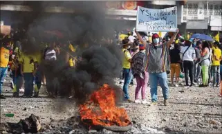  ??  ?? ACCIÓN.
Manifestan­tes queman llantas el 1° de Mayo, en Cali, en rechazo a la reforma tributaria.