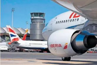  ?? ?? Aviones de Iberia junto a una aeronave de British Airways.