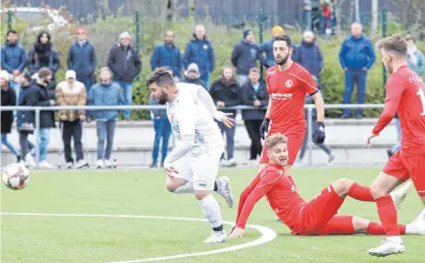  ?? FOTO: JOSEF KOPF ?? Die Wangener Fußballer (rechts, hier gegen den SV Hohentenge­n) unterlagen dem SV Kressbronn.