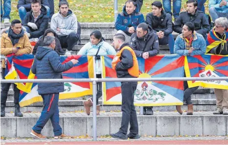  ?? FOTO: DPA ?? Aus Protest gegen die chinesisch­e Tibet-Politik haben Fans am vergangene­n Samstag Tibet-Fahnen beim Spiel des Regionalli­gisten gegen Chinas U20 aufgehängt. Aus Protest verließen die chinesisch­en Fußballer den Platz.