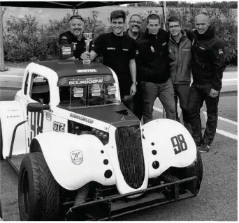  ??  ?? Théo Bourgogne (à gauche) et son team ont bien travaillé encore cette saison et se veulent plus ambitieux pour avril prochain et la nouvelle édition de la Legends Car Cup.