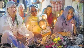  ?? AP FILE ?? People attending a candleligh­t vigil at the Oak Creek Civic Centre on August 7, 2012, two days after a gunman shot dead six Sikhs at a gurdwara in Wisconsin.