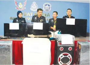  ??  ?? FUAD (dua kiri) dan pegawainya memeriksa barangan curi yang berjaya dirampas kembali daripada suspek semasa sidang media di Ibu Pejabat Polis Daerah (IPD) Tuaran, di sini kelmarin.