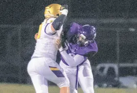  ?? MICHAEL GARD / POST-TRIBUNE ?? Merrillvil­le’s Theodore Sparks, right, pushes back Hobart’s Noah Miller on Friday.