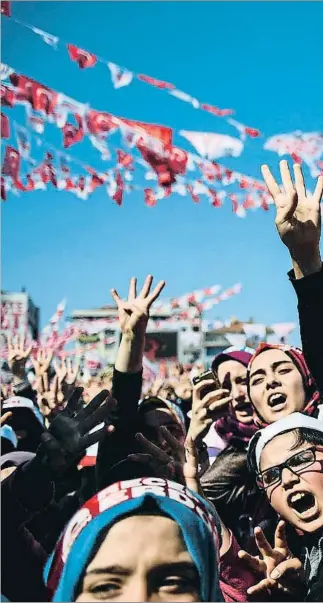  ??  ?? Pasión por el sí. Un grupo de seguidores pro-Erdogan durante un mitin ayer en Estambul. Están a favor de abrir la puerta a que Turquía se convierta en un régimen en que el actual presidente del país pueda permanecer en el cargo con amplios poderes...