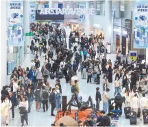  ?? Yonhap ?? A duty-free shopping area is crowded with outbound travelers at Incheon Internatio­nal Airport on Feb. 29, a day before the three-day-long weekend, including March 1 Independen­ce Movement Day.
