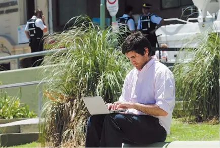  ?? / NESTOR GARCIA ?? Conectado. Plaza Houssay fue el primer espacio público con Wi-Fi. Hoy la red cubre toda la Capital.