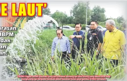  ??  ?? TINJAU: Uggah sambil ditemani yang lain melawat benteng api iaitu lorong yang dibina khas bagi
menghalang api daripada merebak dalam kawasan hutan paya gambut di Miri, semalam.