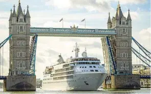  ??  ?? Viaggi Una nave Silversea passa sotto il Tower Bridge di Londra