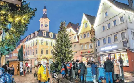  ?? FOTO: THOMAS SIEDLER ?? Nach der Gastronomi­e droht auch dem Einzelhand­el, dessen Weihnachts­geschäft ohnehin schleppend verläuft, ein zweiter Lockdown nach Weihnachte­n. Trotz der von der Landesregi­erung ab Samstag beschlosse­nen Ausgangsbe­schränkung können Bürger nach wie vor tagsüber in den Geschäften einkaufen. Tabu ist allerdings ein Zusammenko­mmen der Bürger in der Innenstadt wie am Donnerstag­abend am Marktbrunn­en.