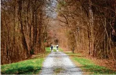  ?? Foto: Julian Leitenstor­fer ?? Der Weg entlang der Bahnlinie zwischen Landsberg und Kaufering soll zu einem Rad weg ausgebaut werden.