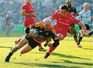  ??  ?? Quicksilve­r: Joe Simpson goes over for Wasps