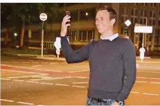  ?? FOTO: SCHLICHTER ?? FCS-Sportdirek­tor Marcus Mann filmt amüsiert das muntere Treiben am Dienstagab­end in der Saarbrücke­r Innenstadt.