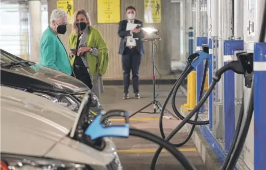  ?? SUSAN WALSH/AP ?? White House climate adviser Gina McCarthy (left) talks with EVgo Chief Executive Officer Cathy Zoi before the start of an event near an EVgo electric car charging station at Union Station in Washington, D.C., in April.