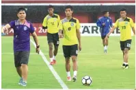  ?? MIFTAHUDIN/RADAR BALI ?? MENANTANG: Pelatih Yangon United Myo Min Tun ketika memimpin latihan timnya di Stadion Kapten I Wayan Dipta, Gianyar, kemarin.
