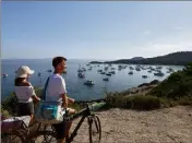  ?? (Photos doc VM.) ?? Dès le  juin, les visites des forts - comme ici à gauche au fort Sainte-Agathe à Porqueroll­es - pourront reprendre. Sur l’île, les balades à vélo ou à pied sont autorisées depuis le  mai. A Porqueroll­es, seule la plage de la Courtade est ouverte (à droite) sous réserve de respecter des conditions fixées.