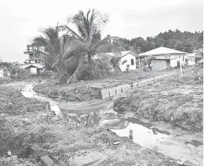  ??  ?? LEBIH BAIK: Sungai Sebab di kawasan belakang Kampung Kemunting telah dibersih dan dikorek lebih dalam oleh Jabatan Pengairan dan Saliran Bahagian Bintulu untuk memudahkan air mengalir tanpa sekatan, sekali gus diharap mampu mengatasi masalah banjir kilat yang kerap melanda kampung berkenaan.