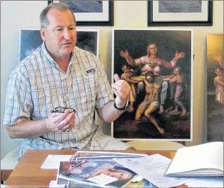  ?? AP PHOTO ?? Martin Kober displays literature and copies of a family heirloom that he believes was painted by Renaissanc­e master Michelange­lo, at his home in Tonawanda, N.Y. Kober is convinced the painting of a dying Jesus that hung above the mantel in his upstate...