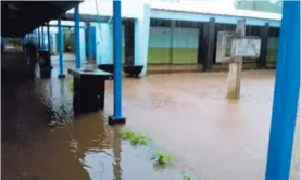  ?? CNE ?? El Colegio Técnico Veintisiet­e de Abril, en Santa Cruz, se inundó.