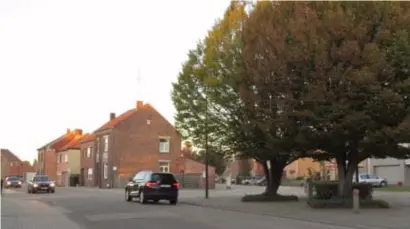  ?? FOTO JOGE ?? Het ongeval gebeurde aan het kruispunt van de Molenweg met de Bloemenstr­aat.