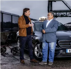  ?? Bild: Janne Danielsson/svt ?? Den lätt neurotiske Janne Josefsson och den livsglade taxichauff­ören Mohammad Lamari i ”Från Hisingen till Casablanca”.