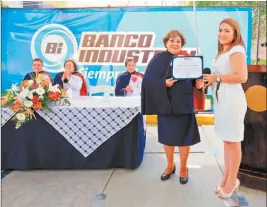  ??  ?? Galardonad­a. La enfermera Gladys Jiménez de Carías recibe un reconocimi­ento por su destacada y larga trayectori­a en El Salvador.