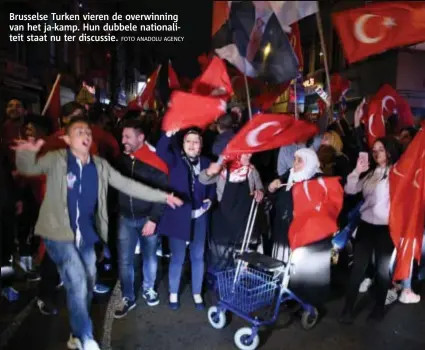  ?? FOTO ANADOLU AGENCY ?? Brusselse Turken vieren de overwinnin­g van het jakamp. Hun dubbele nationalit­eit staat nu ter discussie.