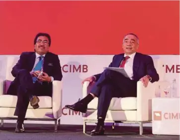  ?? PIX BY MOHAMAD SHAHRIL BADRI SAALI ?? Second Finance Minister Datuk Seri Johari Abdul Ghani (left) and CIMB Group Holdings Bhd chairman Datuk Seri Nazir Razak at the CIMB 10th Annual Malaysia Corporate Day in Kuala Lumpur yesterday.