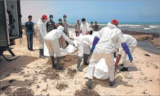  ?? STRINGER / AFP ?? Los cuerpos fueron recuperado­s en una playa de Zuara, al oeste de Trípoli, una de las bases de los traficante­s de seres humanos