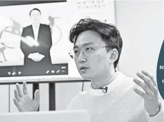  ?? FOTOS: JUNG YEONJE/AFP ?? El director del equipo ofrece una entrevista mientras el candidato digital aparece en pantalla