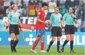  ?? REUTERS ?? Neuza Back, Yeltsin Tejeda (futbolista), Stéphanie Frappart y Karen Díaz, en el partido de ayer en el estadio Al Bayt.