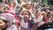  ?? REUTERS FILE ?? Relatives mourn the death of Ghulam Hassan Wagay, a policeman who was killed in a militant attack in Pulwama on Monday.