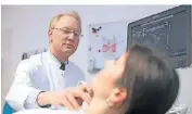  ?? ?? Chefarzt Prof. Matthias Schauer stellt minimalinv­asive Techniken in der Schilddrüs­enchirurgi­e vor.