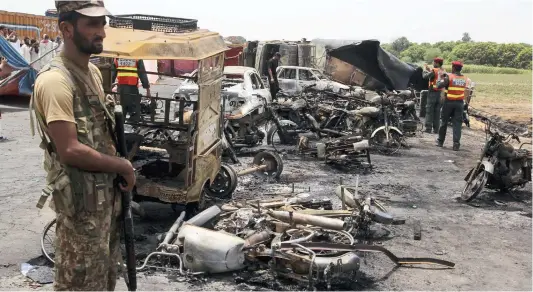  ?? PHOTO AFP ?? Le camion qui transporta­it 40 000 litres de carburant s’est renversé sur une autoroute avant de s’enflammer et d’exploser.