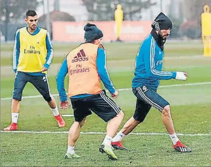  ?? FOTO: REAL MADRID ?? Benzema entrenó ayer con una protección en el dedo meñique. La misma con la que jugaría mañana ante el Sevilla