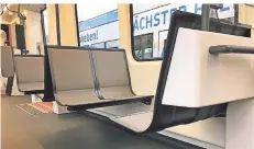  ??  ?? Ein großer Vorteil für die Rheinbahn: Die Sitzreihen „schweben“, das erleichter­t die Reinigung.