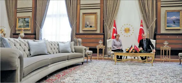  ?? [ Reuters ] ?? Ein schwierige­r Besuch: die deutsche Kanzlerin, Angela Merkel, bei der Pressekonf­erenz mit dem türkischen Präsidente­n, Recep Tayyip Erdogan.˘
