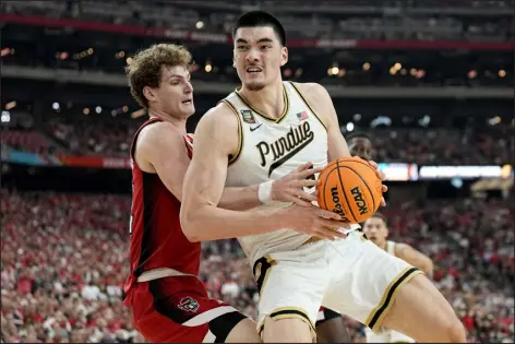  ?? BRYNN ANDERSON — THE ASSOCIATED PRESS ?? Purdue center Zach Edey, right, backs down NC State forward Ben Middlebroo­ks during the second half of Saturday’s Final Four game in Glendale, Ariz.