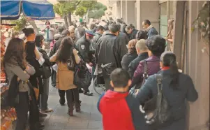  ?? FOTO: ESPECIAL ?? Frustració­n y largas filas son el pan de cada día de los solicitant­es de visas en la Embajada de EU en la CDMX.