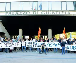  ??  ?? Protesta Sit-in degli azionisti azzerati davanti al tribunale di Treviso