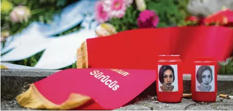  ?? Foto: Lukas Schulze, dpa ?? Die tödlichen Schüsse auf Hatun Sürücü haben in Deutschlan­d eine heftige Diskussion über sogenannte Ehrenmorde ausgelöst. Mit Kerzen und Blumen gedachten Menschen der jungen Frau am 7. Februar 2015 in Berlin – jenem Tag, an dem sie zehn Jahre zuvor so...