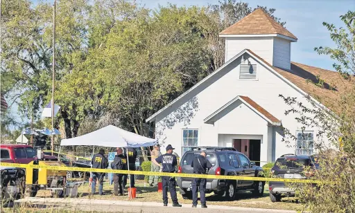  ?? — Gambar Reuters ?? TRAGEDI: Anggota penguatkua­saan undang-undang menjalanka­n siasatan dalam kes pembunuhan beramai-ramai di Gereja First Baptist di Sutherland Springs, Texas kelmarin.