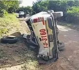  ??  ?? De milagro. Ningún ocupante del vehículo policial resultó con heridas en el accidente.